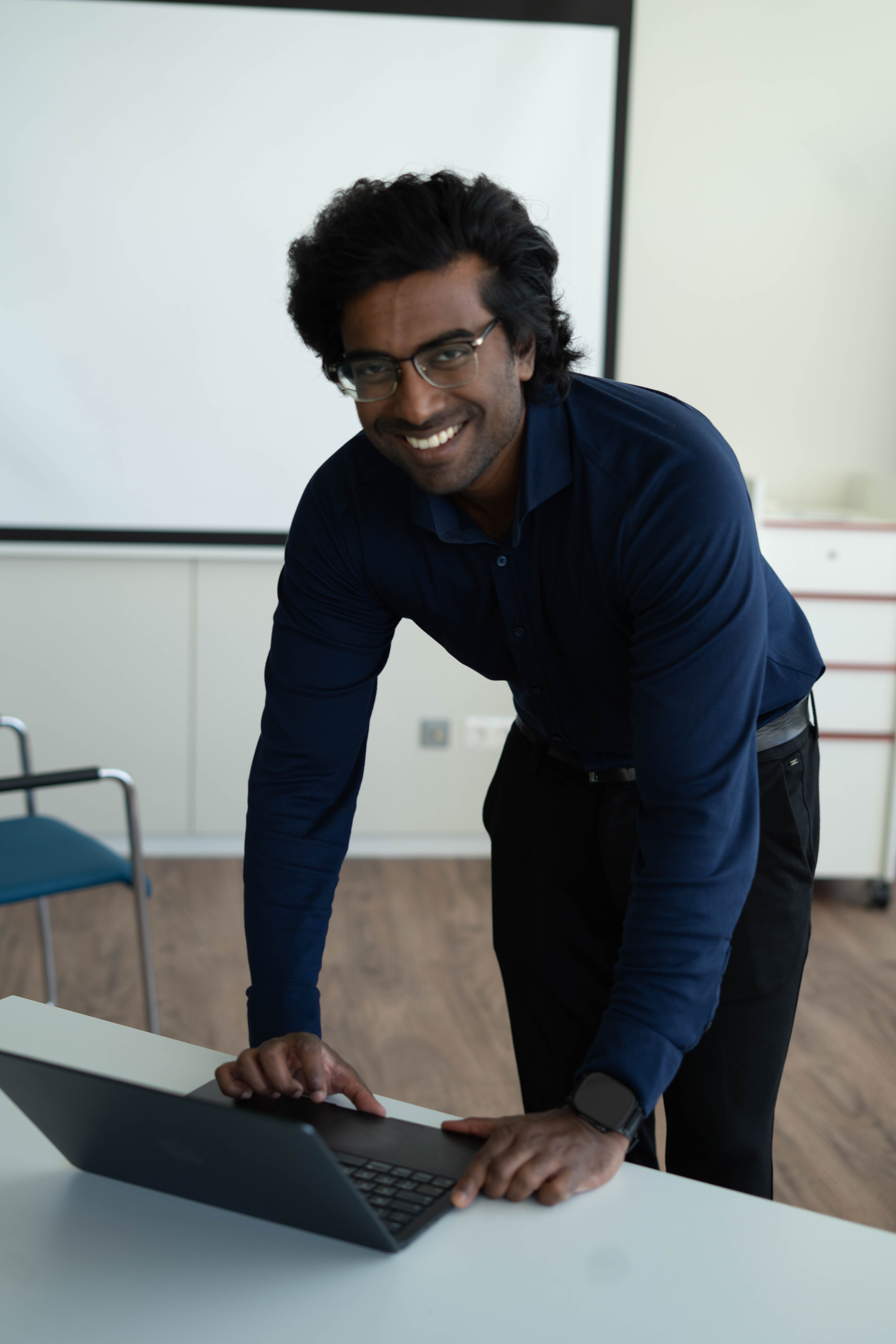 Sinthujan Senthilrajah am Schreibtisch