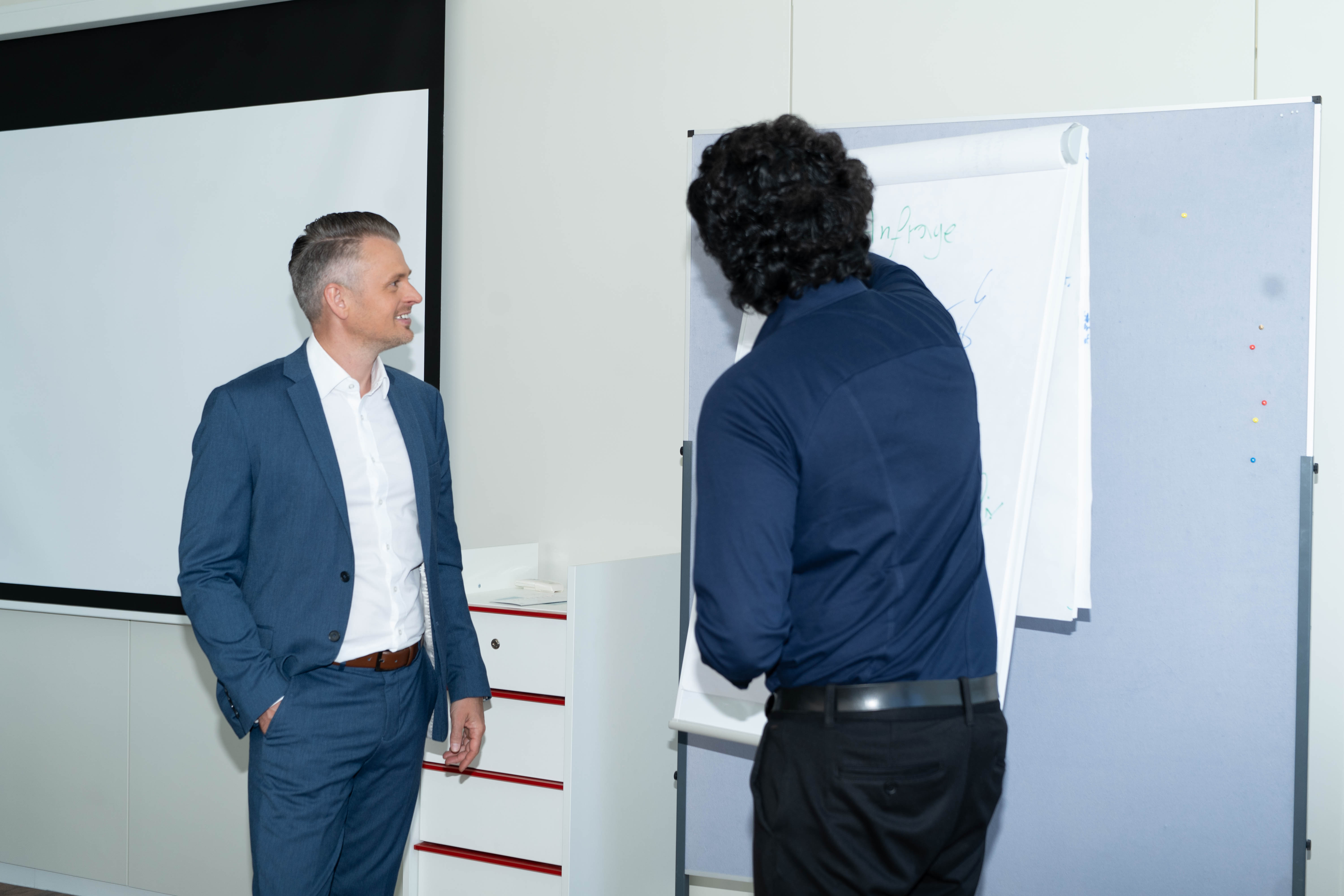 Sinthu und Alex im Beratungsgespräch am Whiteboard